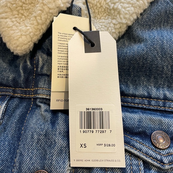 Levi’s | Original Sherpa Trucker Jacket in Extremely Lovable - Medium Wash - Picture 6 of 11